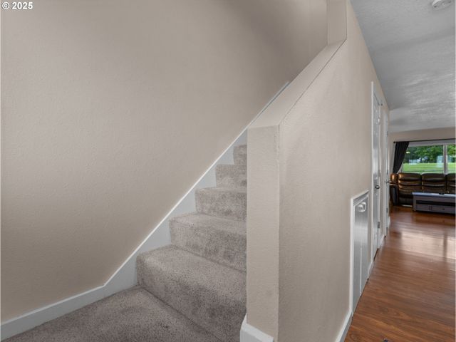 1256 Ne HOGAN Dr, Gresham, OR 97030