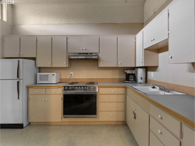1256 Ne HOGAN Dr, Gresham, OR 97030