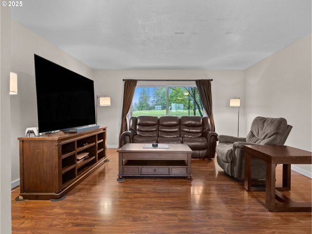 1256 Ne HOGAN Dr, Gresham, OR 97030