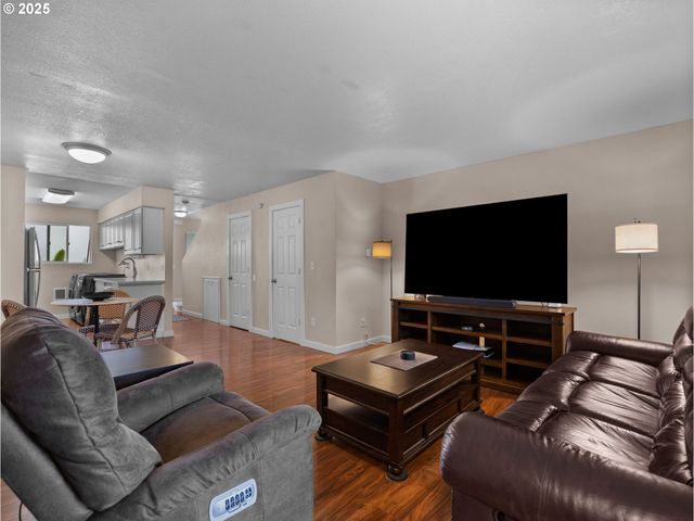 1256 Ne HOGAN Dr, Gresham, OR 97030