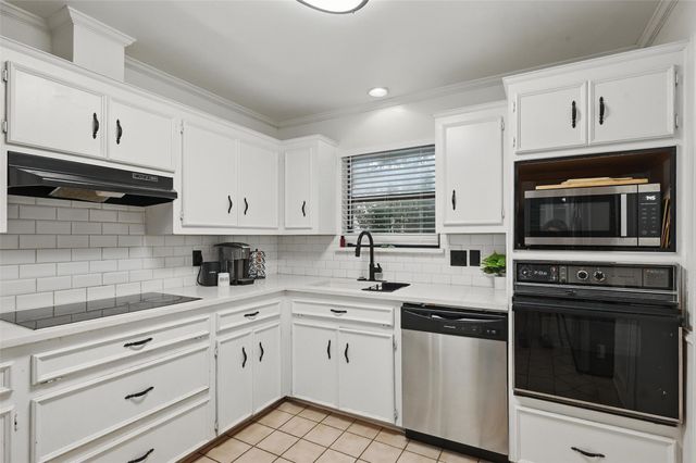 732 Heather Knoll Drive, Desoto, TX 75115