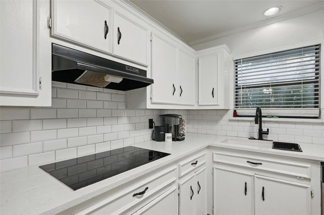 732 Heather Knoll Drive, Desoto, TX 75115