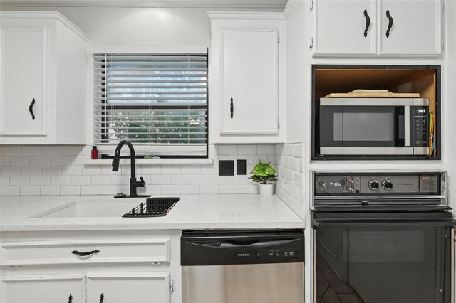 732 Heather Knoll Drive, Desoto, TX 75115