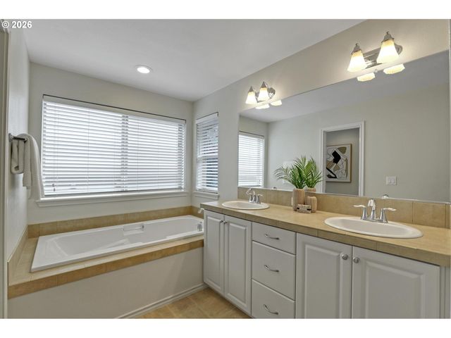 9386 Nw HARVEST HILL Dr, Portland, OR 97229