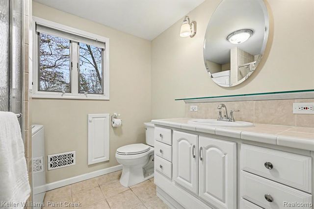 2824 Lunar Court, Lake Orion, MI 48360