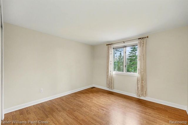 2824 Lunar Court, Lake Orion, MI 48360