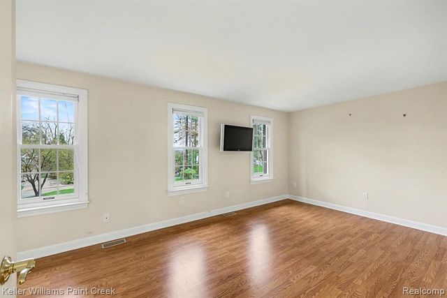2824 Lunar Court, Lake Orion, MI 48360