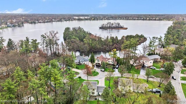 2824 Lunar Court, Lake Orion, MI 48360