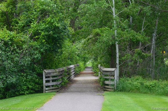 2824 Lunar Court, Lake Orion, MI 48360