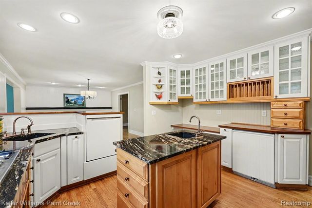 2824 Lunar Court, Lake Orion, MI 48360