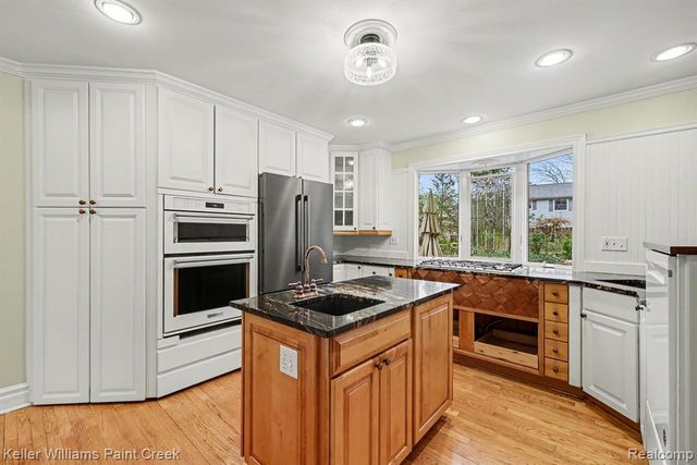 2824 Lunar Court, Lake Orion, MI 48360