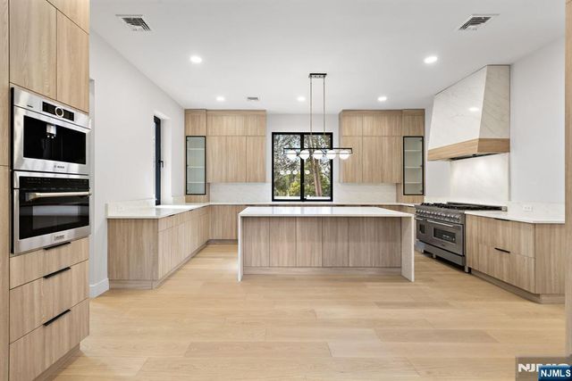 12 Meadow Court, Norwood, NJ 07648