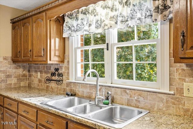 1857 Greenbriar Circle, Elizabethton, TN 37643