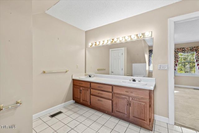 1857 Greenbriar Circle, Elizabethton, TN 37643