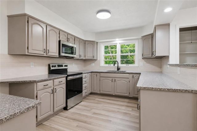 10420 Palmer Avenue, Kansas City, MO 64134