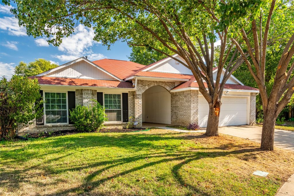 7016 Fall Creek Court, Watauga, TX 76148 — exterior