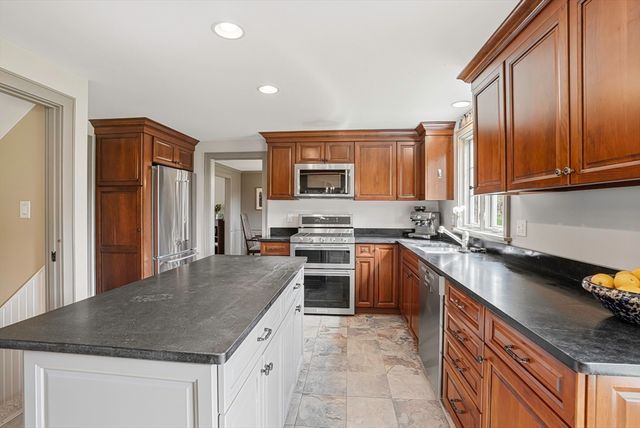 17 Alprilla Farm Road, Hopkinton, MA 01748