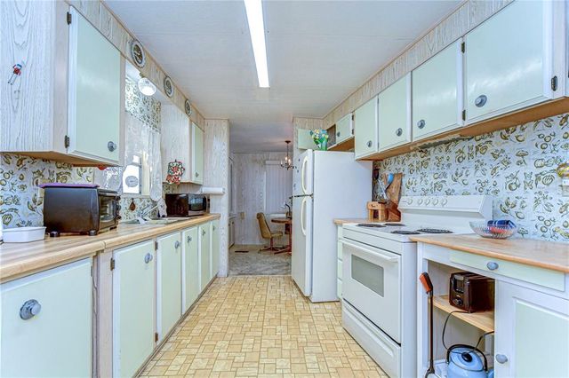 34834 CARL AVENUE, Zephyrhills, FL 33541