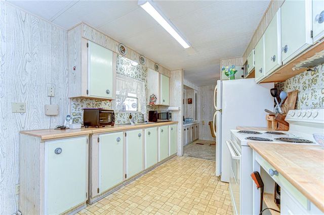 34834 CARL AVENUE, Zephyrhills, FL 33541