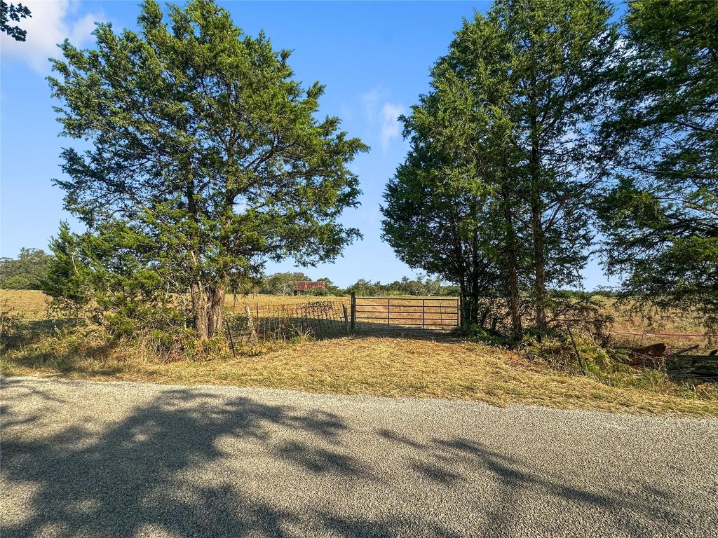 171 Flower Hill RD, Smithville, TX 78957