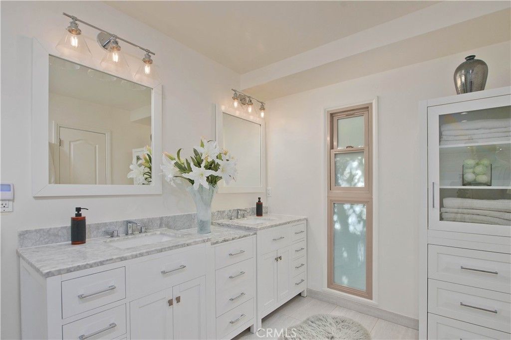 Image 18 of property listing at 16529 Adlon Road, Encino, CA 91436