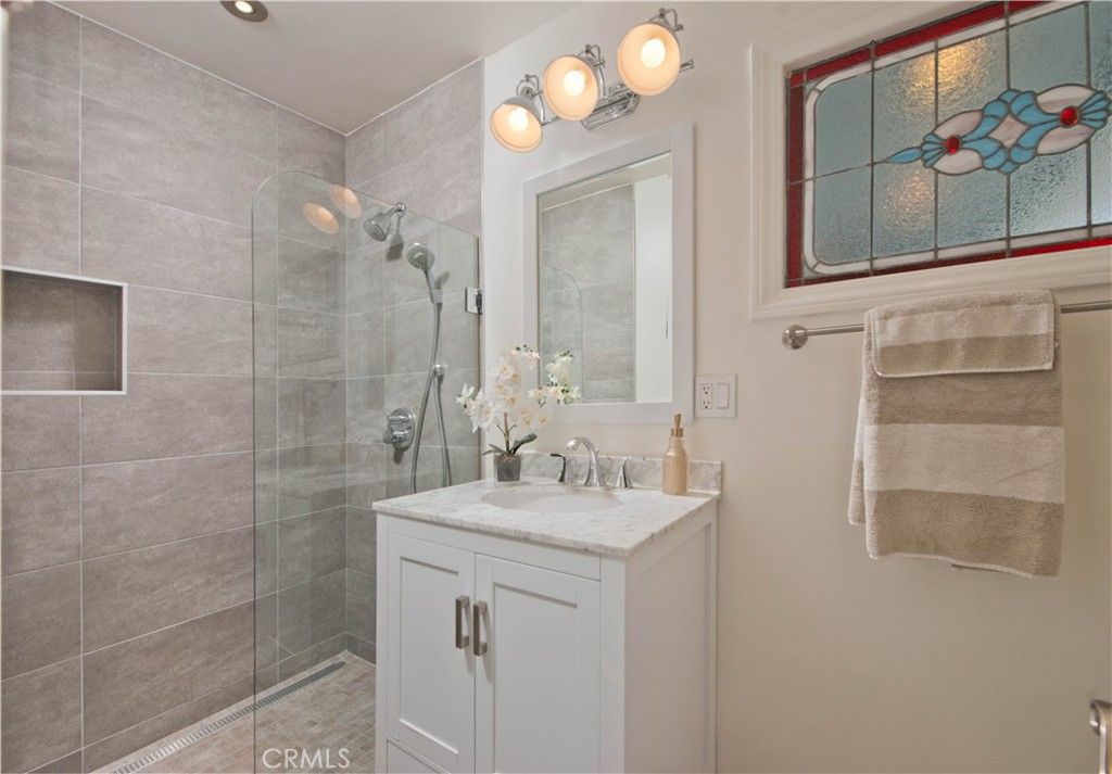 Image 20 of property listing at 16529 Adlon Road, Encino, CA 91436