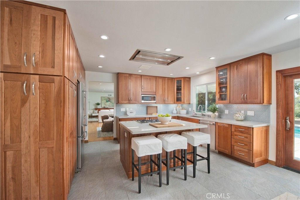 Image 4 of property listing at 16529 Adlon Road, Encino, CA 91436