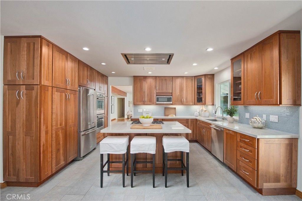 Image 5 of property listing at 16529 Adlon Road, Encino, CA 91436