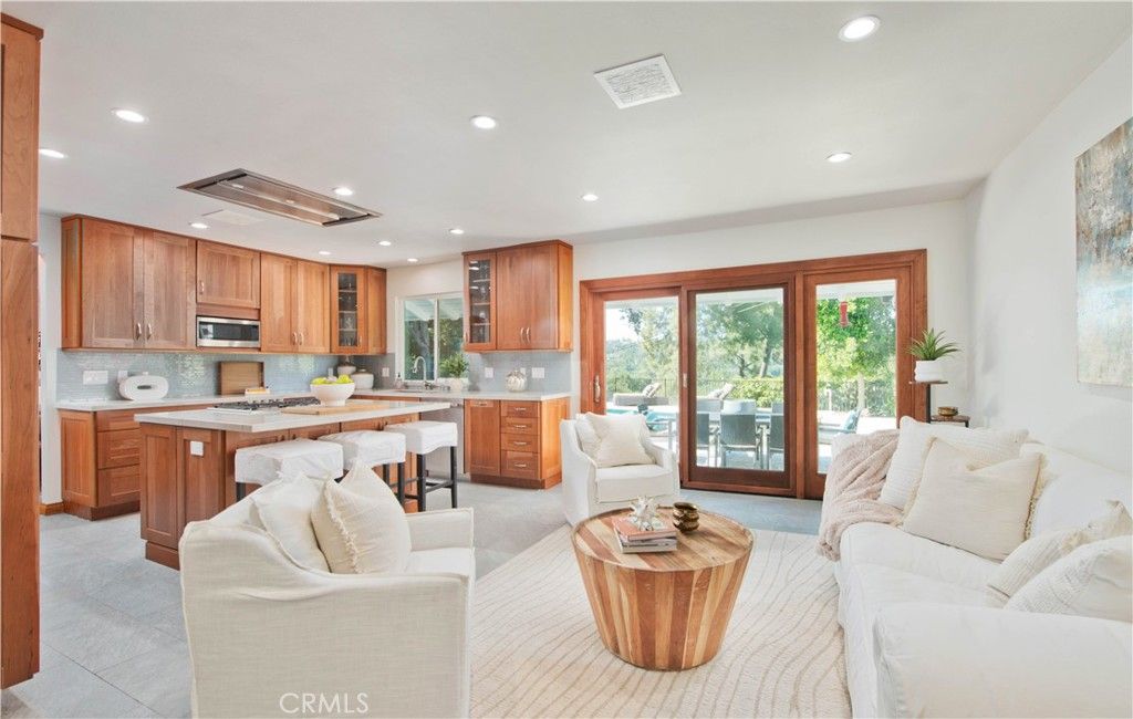 Image 7 of property listing at 16529 Adlon Road, Encino, CA 91436