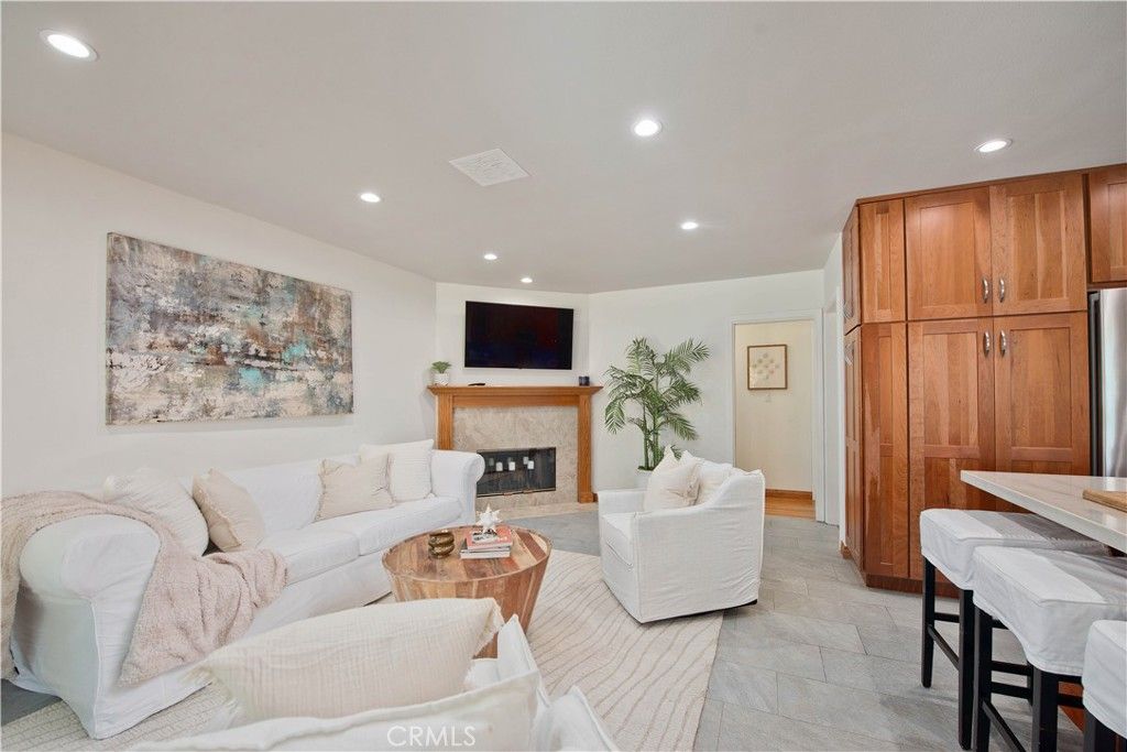 Image 8 of property listing at 16529 Adlon Road, Encino, CA 91436