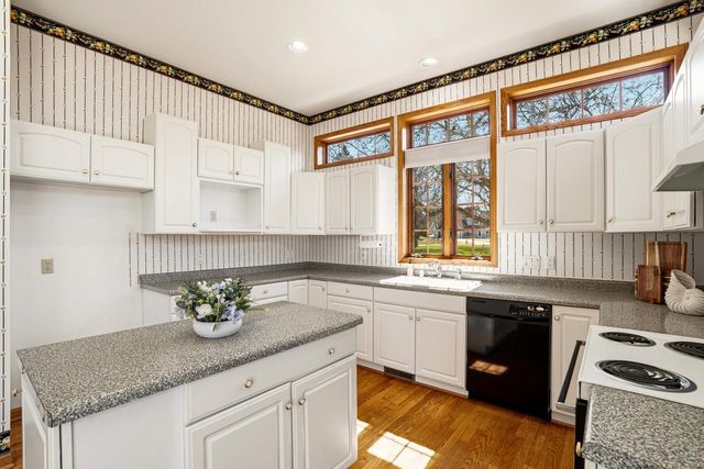 W150N10257 Windsong CIRCLE, Germantown, WI 53022