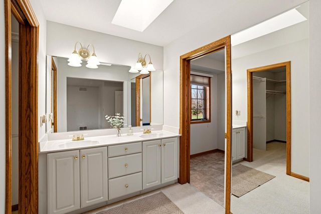 W150N10257 Windsong CIRCLE, Germantown, WI 53022