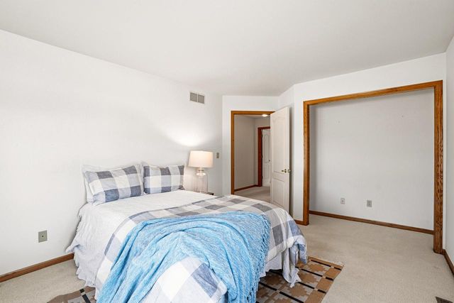 W150N10257 Windsong CIRCLE, Germantown, WI 53022