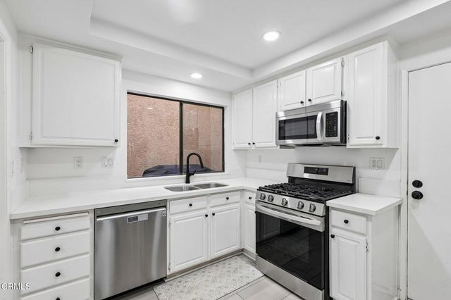 390 Country Club Drive B, Simi Valley, CA 93065