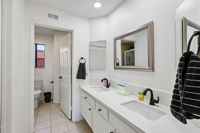 390 Country Club Drive B, Simi Valley, CA 93065