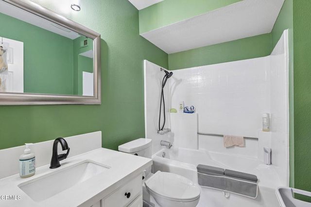 390 Country Club Drive B, Simi Valley, CA 93065