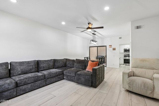 390 Country Club Drive B, Simi Valley, CA 93065