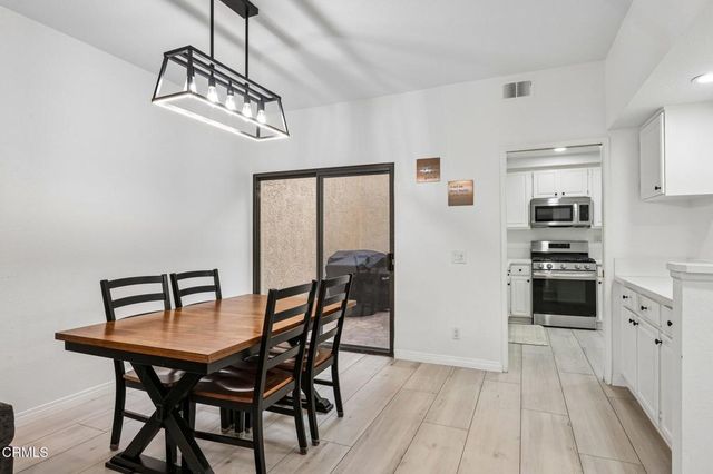 390 Country Club Drive B, Simi Valley, CA 93065