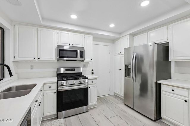 390 Country Club Drive B, Simi Valley, CA 93065
