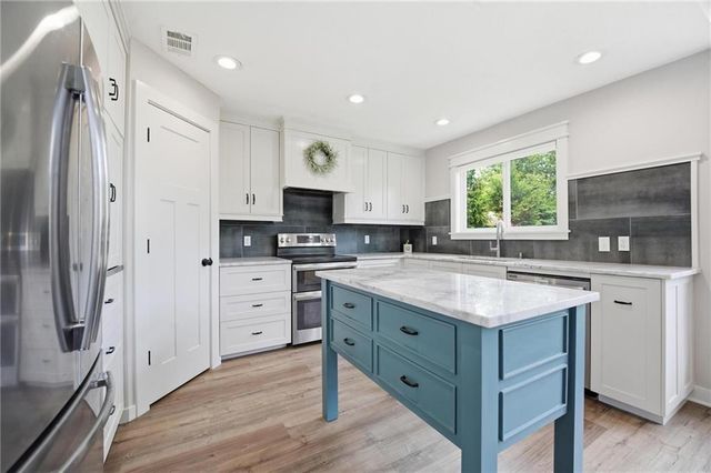 1612 NE Bluff Street, Lee's Summit, MO 64086