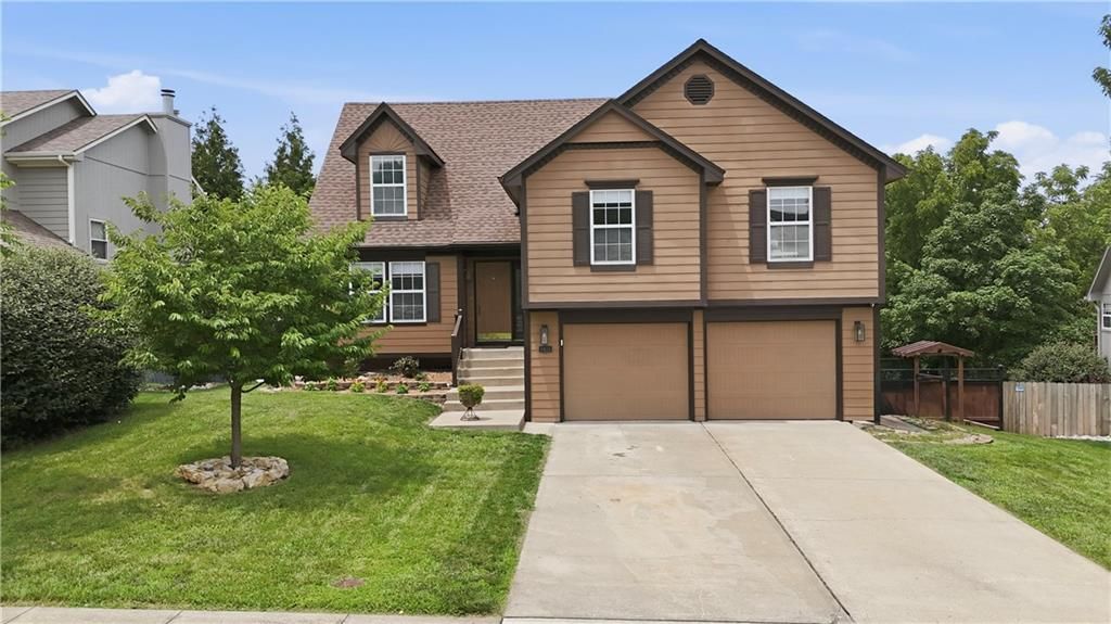 1612 NE Bluff Street, Lee's Summit, MO 64086