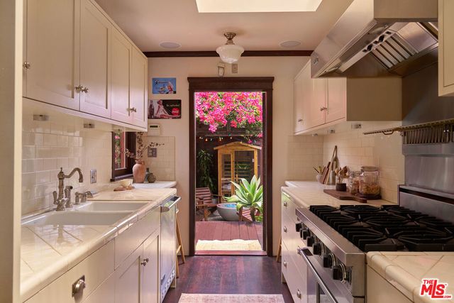 1215 Cabrillo Avenue, Venice, CA 90291