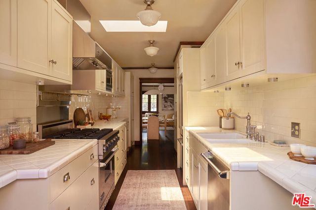 1215 Cabrillo Avenue, Venice, CA 90291