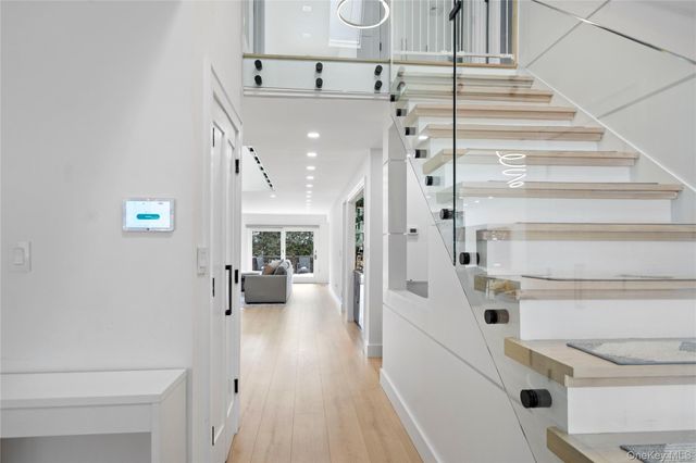 16 Pony Circle, Roslyn Heights, NY 11577