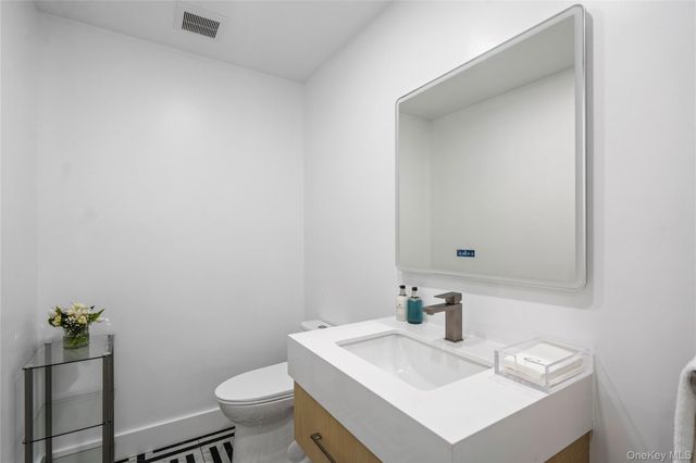 16 Pony Circle, Roslyn Heights, NY 11577