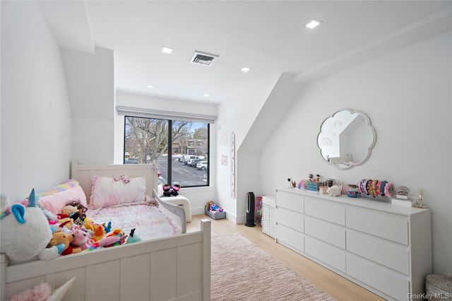 16 Pony Circle, Roslyn Heights, NY 11577