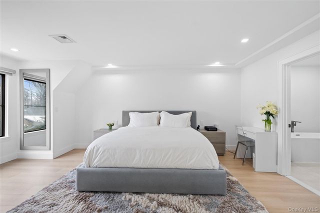 16 Pony Circle, Roslyn Heights, NY 11577