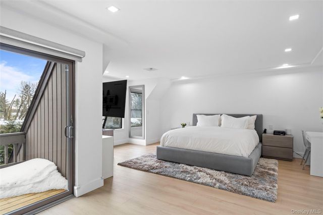 16 Pony Circle, Roslyn Heights, NY 11577