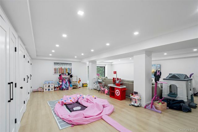 16 Pony Circle, Roslyn Heights, NY 11577