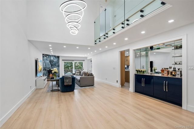 16 Pony Circle, Roslyn Heights, NY 11577